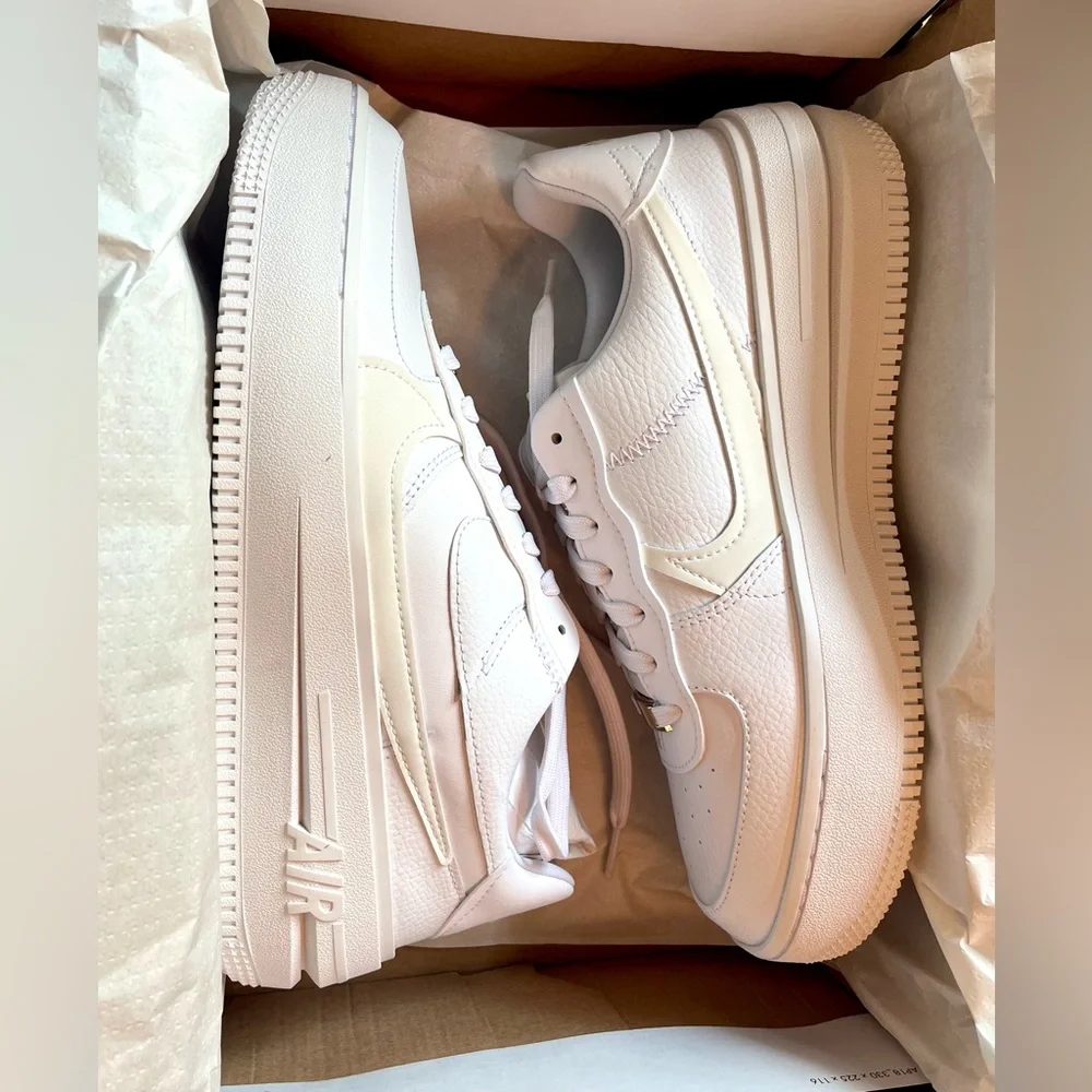 Women’s Air Force 1’s Platform Triple White Size 9 NEW in Box - Picture 2 of 9